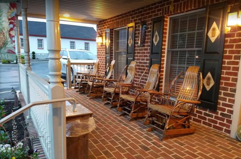Country Living Inn Smoketown  エクステリア 写真