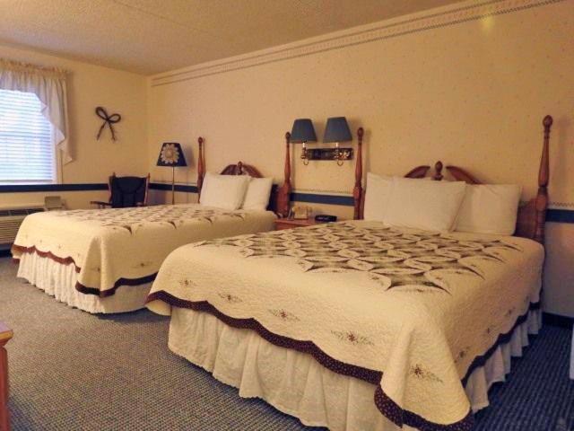 Country Living Inn Smoketown  エクステリア 写真
