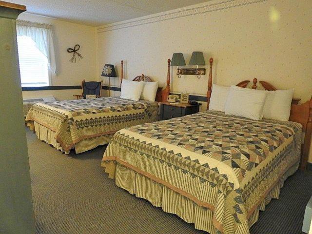Country Living Inn Smoketown  エクステリア 写真