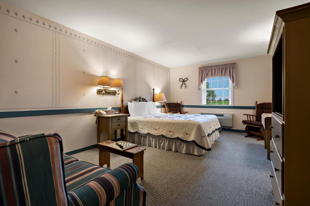 Country Living Inn Smoketown  エクステリア 写真
