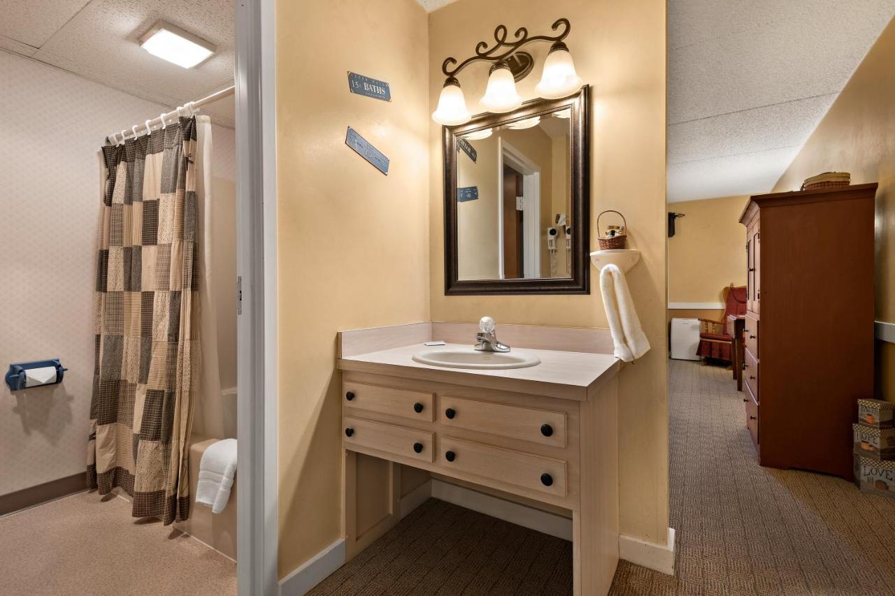 Country Living Inn Smoketown  エクステリア 写真
