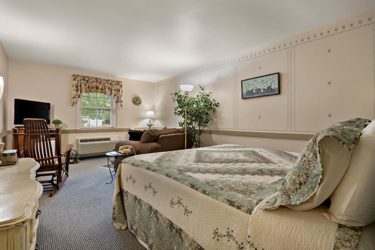 Country Living Inn Smoketown  エクステリア 写真