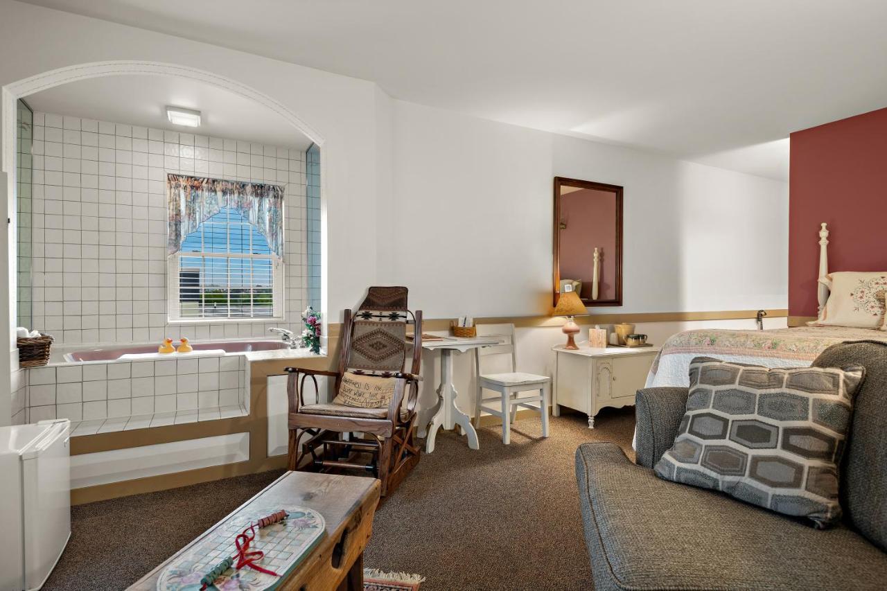 Country Living Inn Smoketown  エクステリア 写真