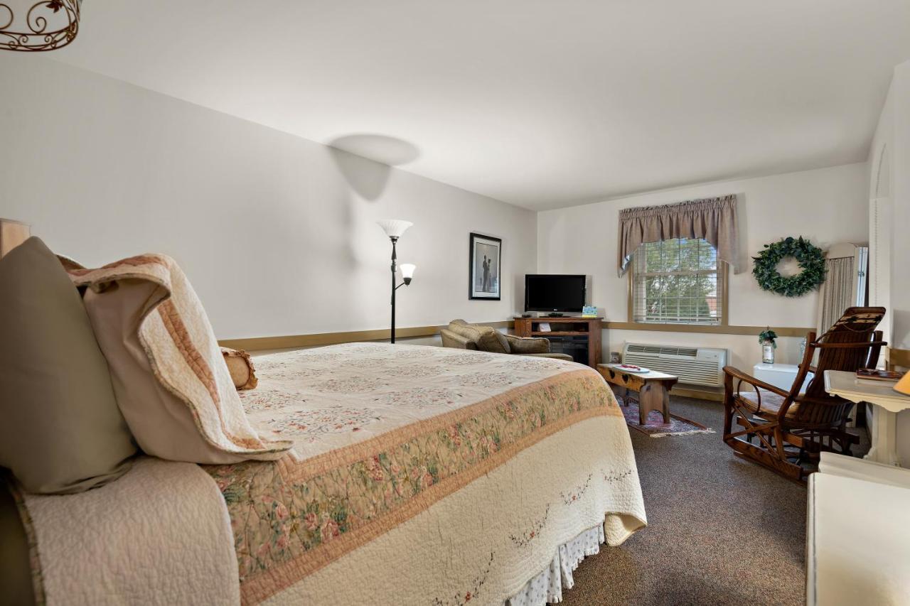 Country Living Inn Smoketown  エクステリア 写真