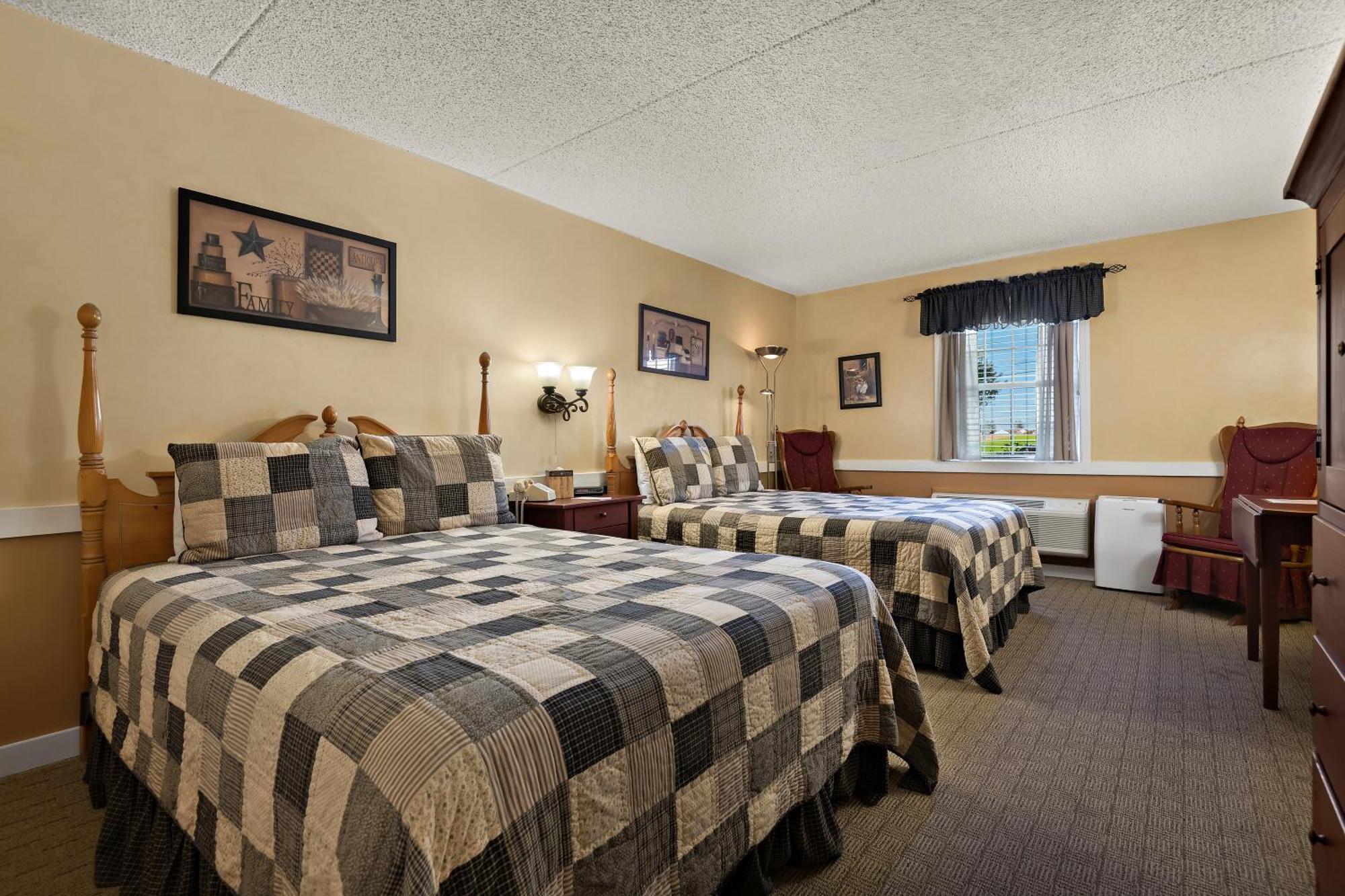Country Living Inn Smoketown  エクステリア 写真