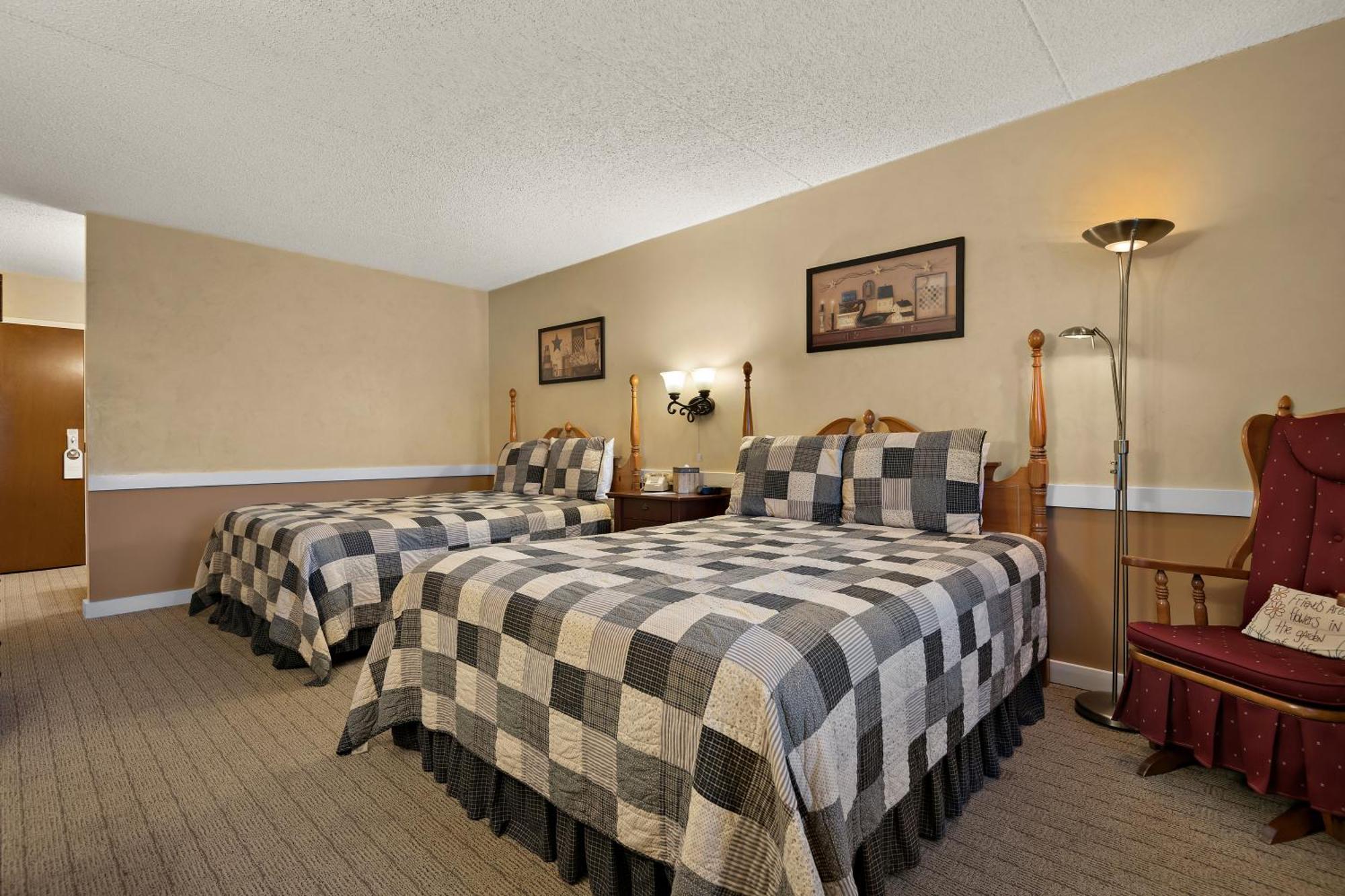 Country Living Inn Smoketown  エクステリア 写真