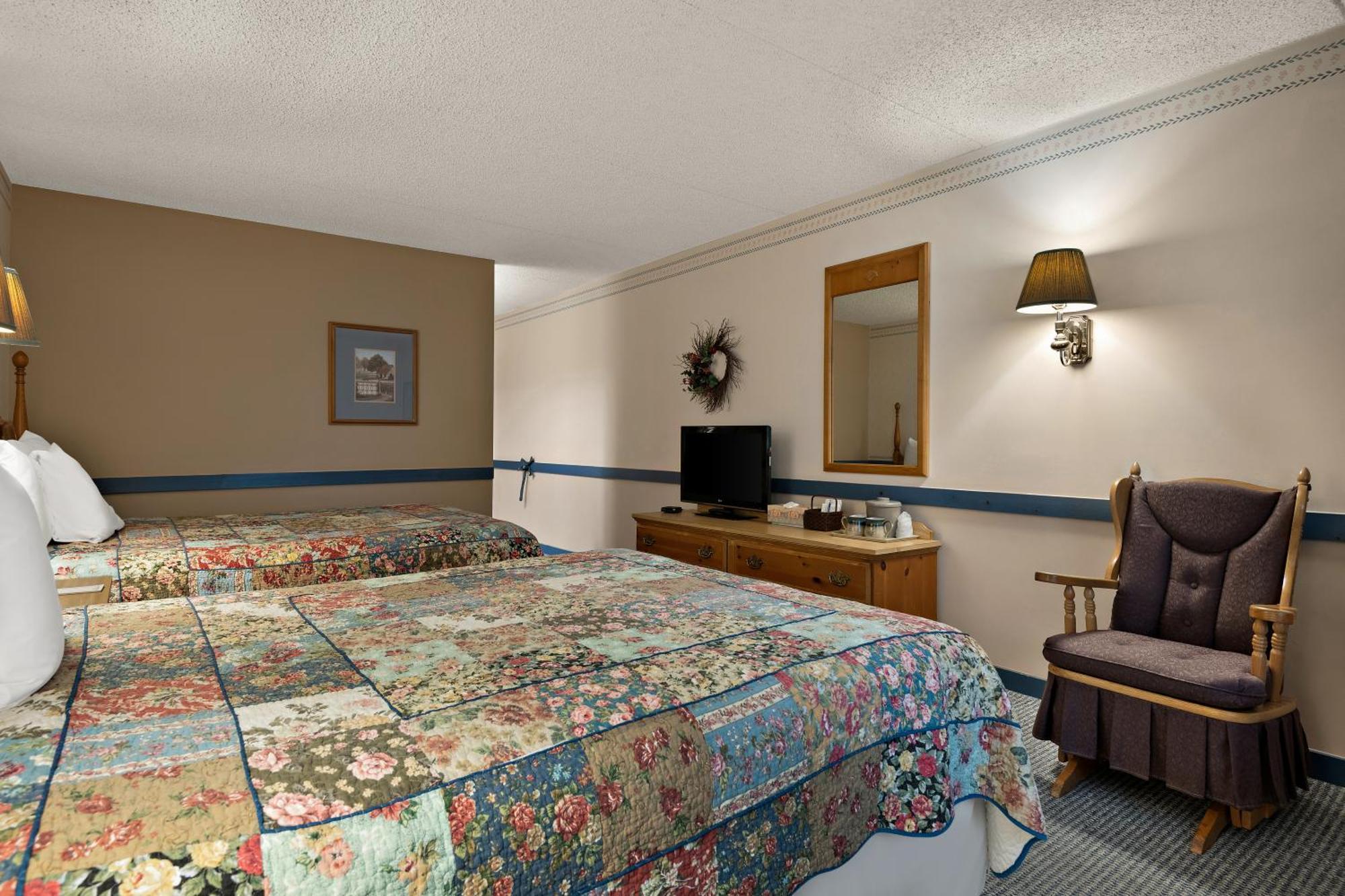 Country Living Inn Smoketown  エクステリア 写真